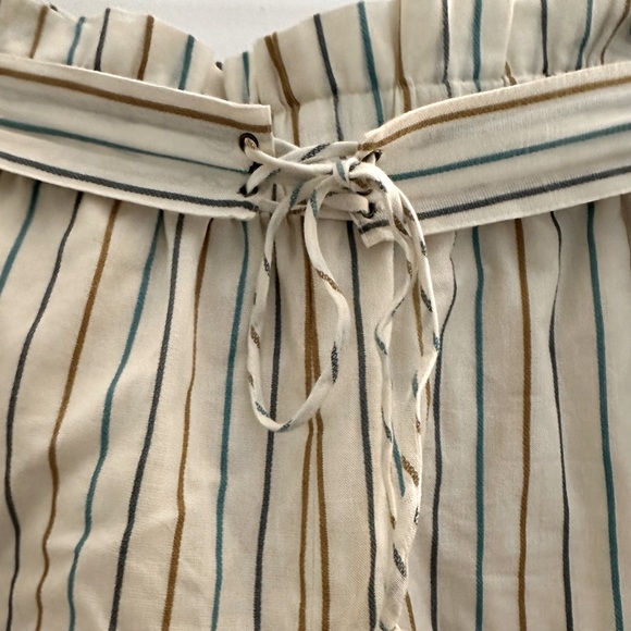 NEW Women's BCBGeneration Paper Bag White Shorts With Colorful Stripes - Picture 9 of 9